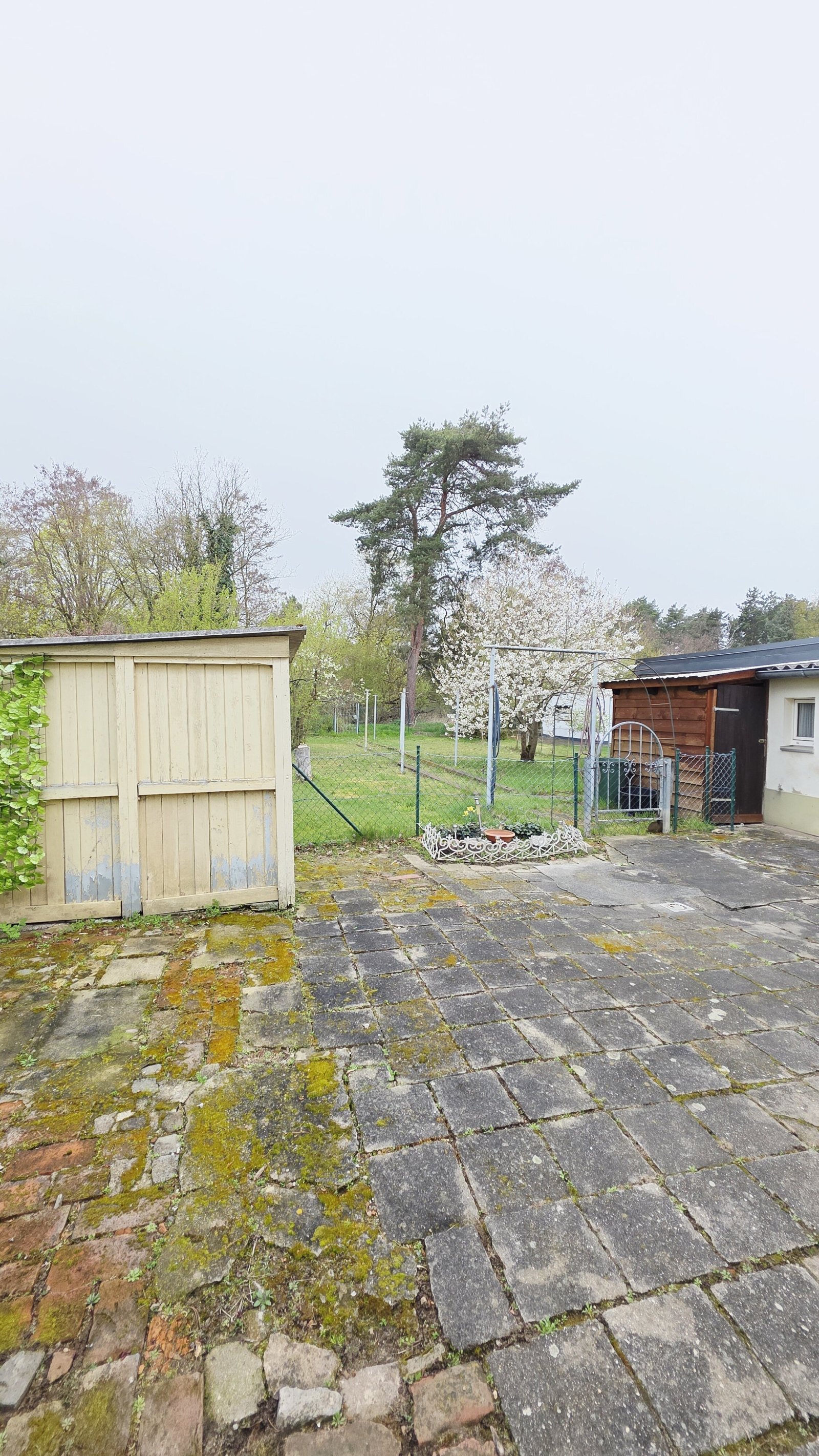 sanierungsbedürftige Doppelhaushälfte in begehrter Lage in Roßlau